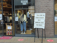 901543 Afbeelding van het buitenbord 'Click & Collect' van de modezaak America Today (Lange Elisabethstraat 31) te ...